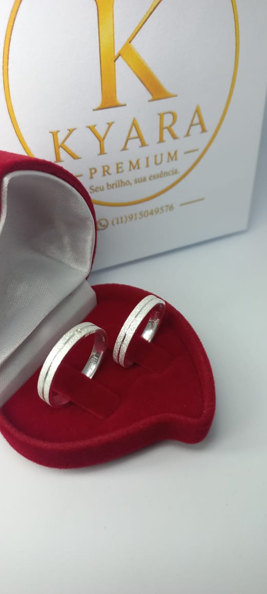 Par de alianças de prata Kyara Premium apresentado em caixa de coração vermelha