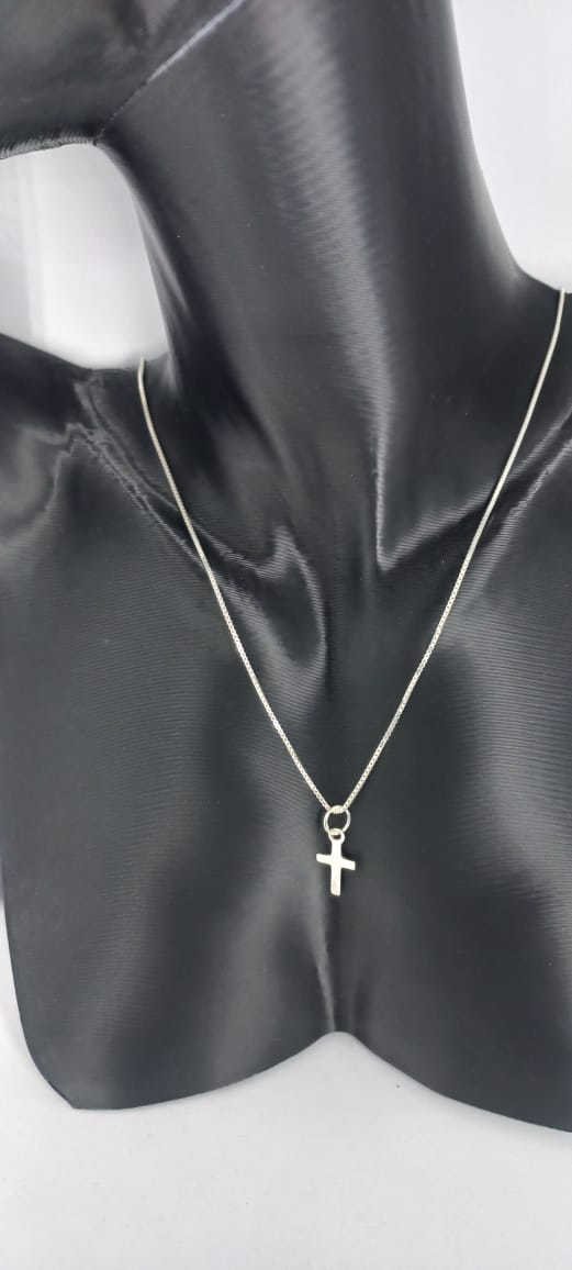 Detalhe frontal do Colar Cruz da Fé em Prata 925